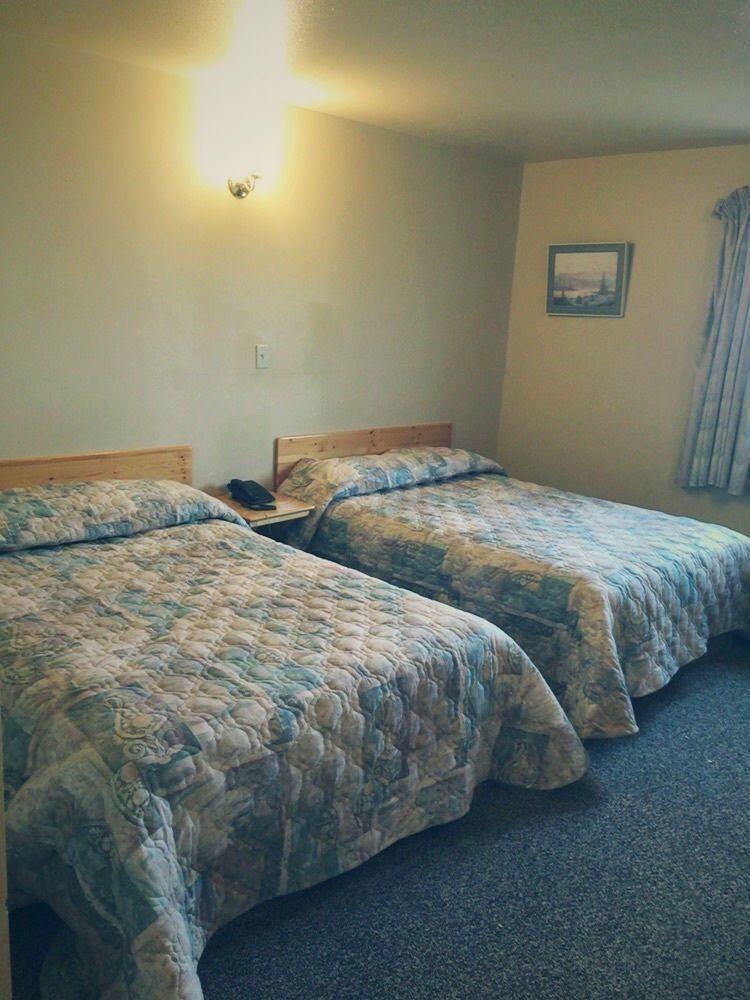 Wakiki Motel & Lounge Meadow Lake Dış mekan fotoğraf